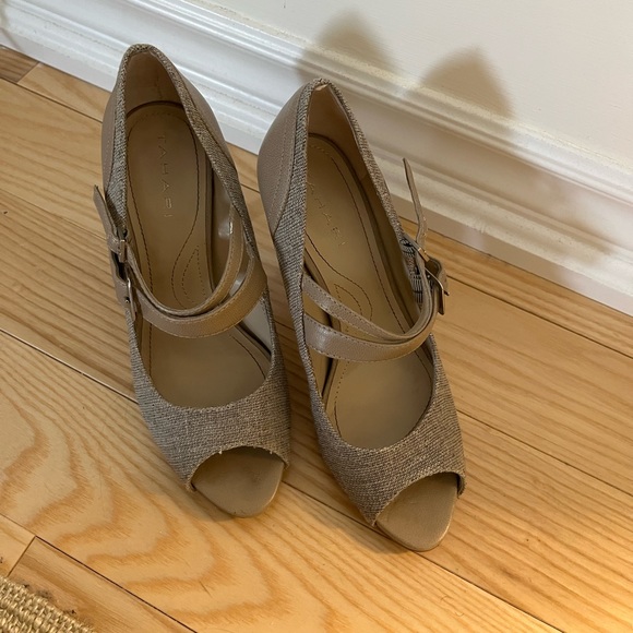 Tahari High Heels - Picture 3 of 4